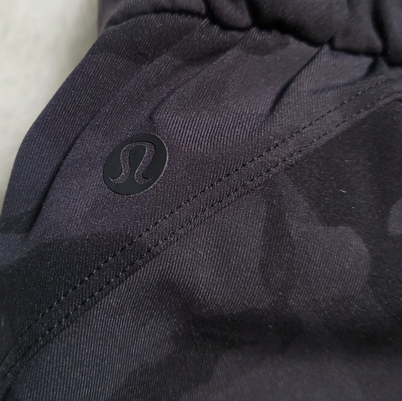 Lululemon Women's Keep Moving Heritage 365 Camo Deep Coal Pants Sz 8 - Picture 11 of 11